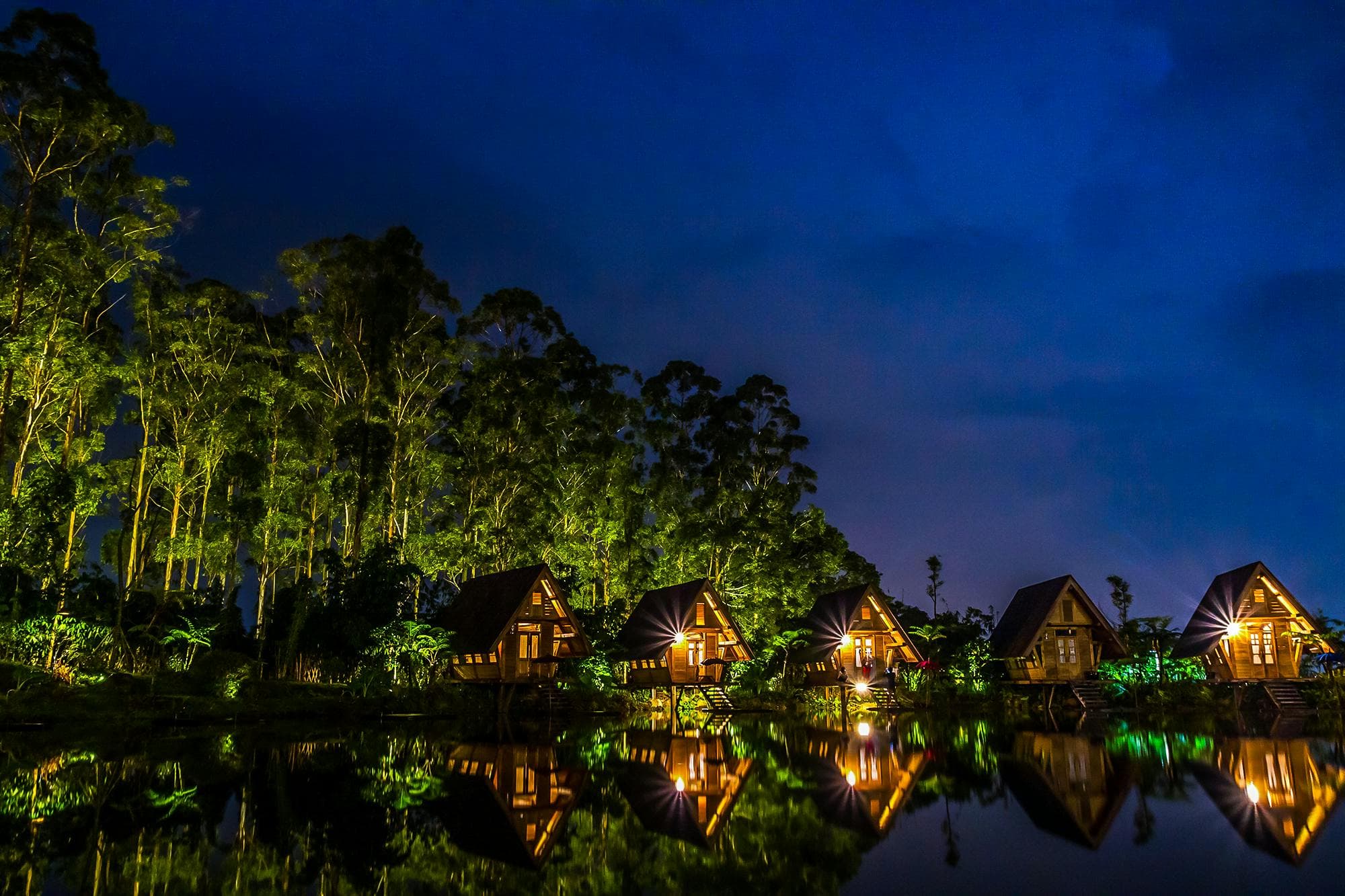 Develop comprehensive business models for successful glamping ventures.
